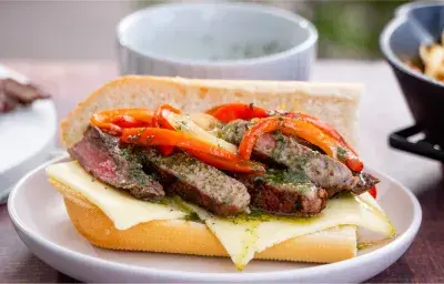 Sandwich de Carne con Chimichurri Sandwich de Carne con Chimichurri