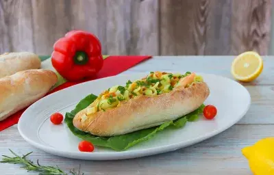 Emparedado de mariscos al vino