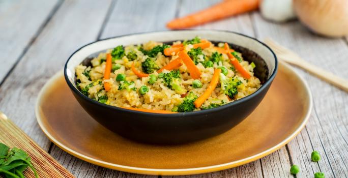 arroz frito con huevo y vegetales