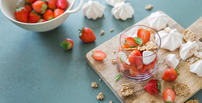 Delicias de CEREAL FITNESS® Con Fresa y Merengue