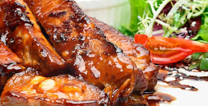 Costillas de cerdo en salsa barbacoa, jugo de piña y ají chombo