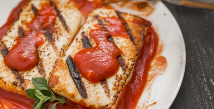 Queso nacional tostado en salsa de tomate