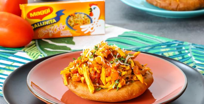 Tapas de Hojaldre con Pollo Guisado