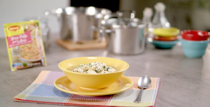 Sopa de Letras con Albóndigas y Espinacas