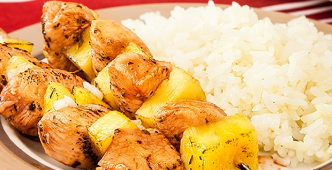 Brochetas hawaianas de pollo