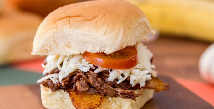 Emparedado de ropa vieja con queso y plátano maduro