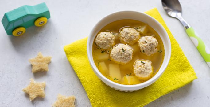 Caldo de albóndigas de pescado