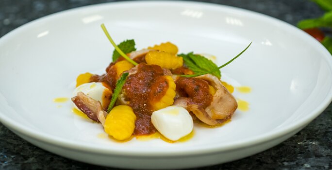 Gnocchis de zapallo, mozzarella y tocino