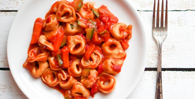 Tortelini a la crema de tomate y tocino
