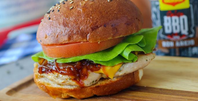 Hamburguesa de Pollo BBQ con Cebolla Caramelizada