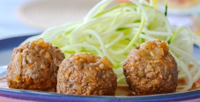 Albóndigas de Res rellenas de Queso en Salsa Boloñesa
