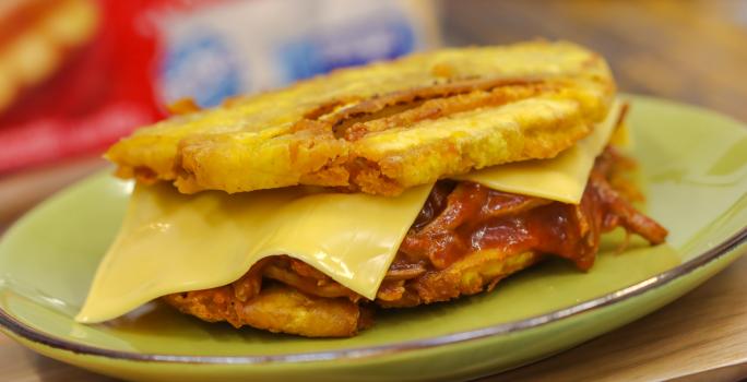 Hamburguesa de Patacón con Ropa Vieja