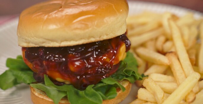 Hamburguesa de pollo bbq con cebolla caramelizada