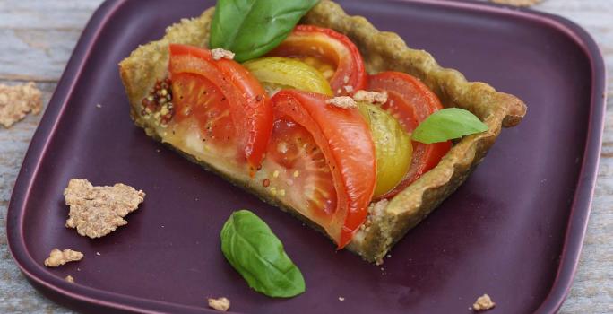 Tarta de Cereal Fitness® Original con tomates rojos y verdes, albahaca y mostaza granulada.