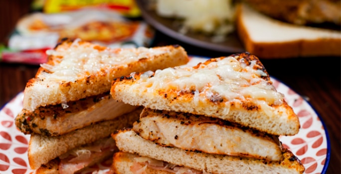 Emparedado gratinado al pimentón