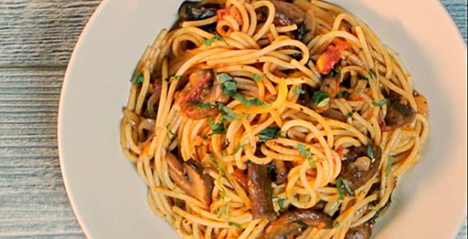 Espaguetis salteados con papas, hongos y albahaca