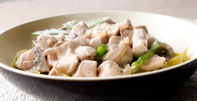 Dados de pollo en salsa de espinaca