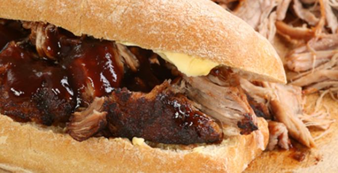 Emparedado de pernil en salsa agridulce