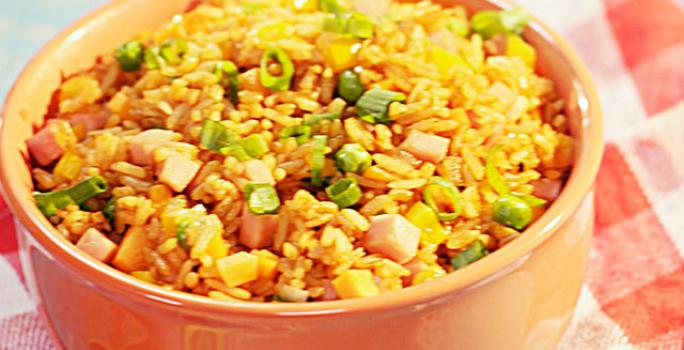 Arroz frito con pavo y vegetales
