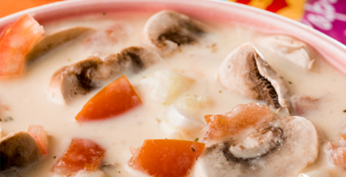 Crema de Papa y Tocino con Tomate y Champiñones