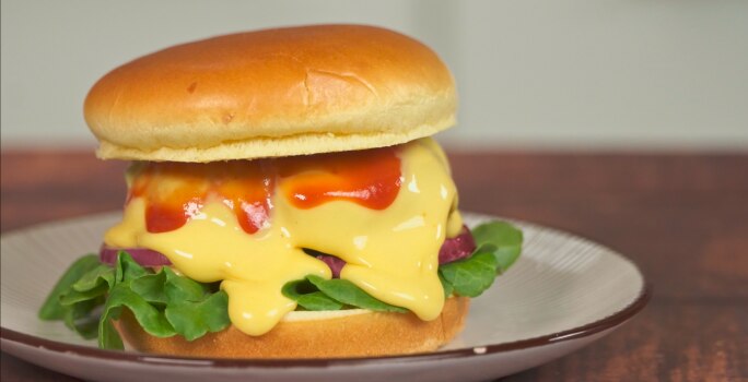 Hamburguesa en salsa de queso