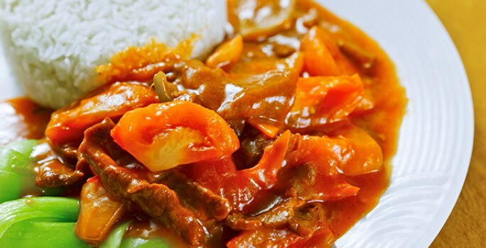Tiritas de puerco en salsa roja con pimentones
