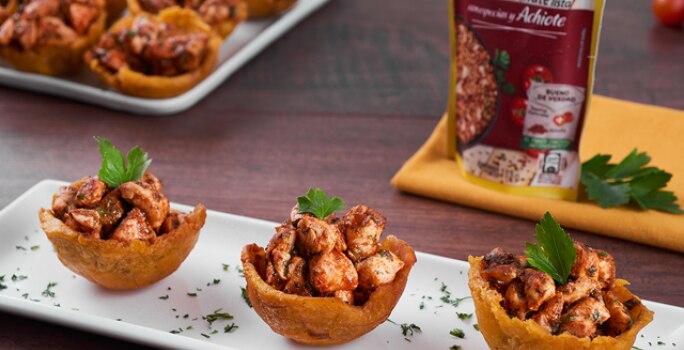 Canastas de Plátano Rellenas de Pollo Guisado