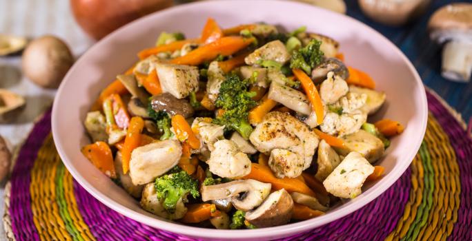 Dados de Pollo con Vegetales