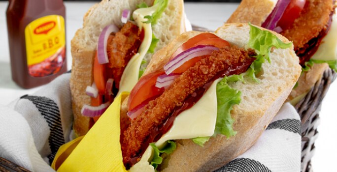 Emparedado de pollo crispy y salsa BBQ