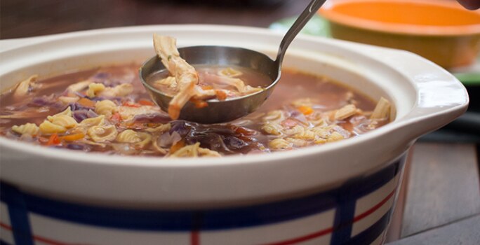 Sopa de repollo y pollo