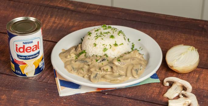 carne con hongos en salsa blanca