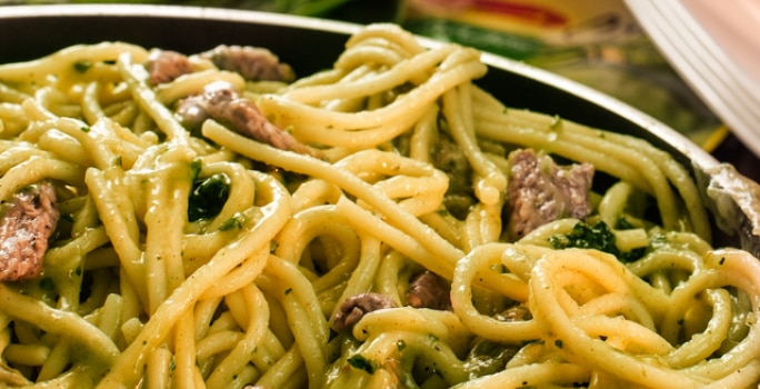 Espaguetis con tiras de res en salsa de espinacas