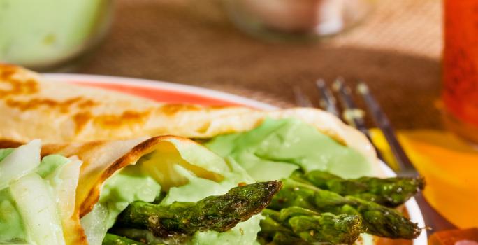 Crepas rellenas de espárragos