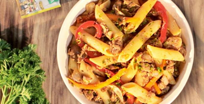 Pasta con vegetales salteados y atún