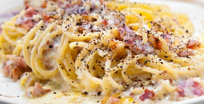 pasta en salsa blanca con tocino