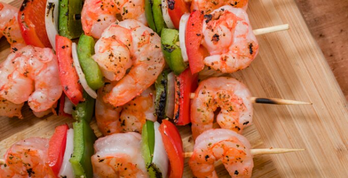 Brochetas de camarón con pimientos al ajo y cebolla