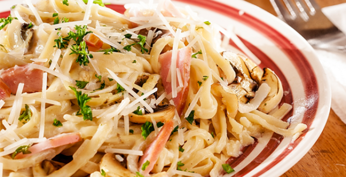 Pasta con crema de hongos y jamón