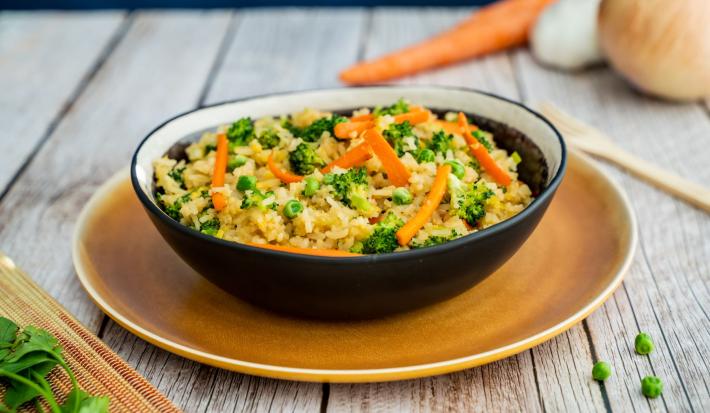 arroz frito con huevo y vegetales