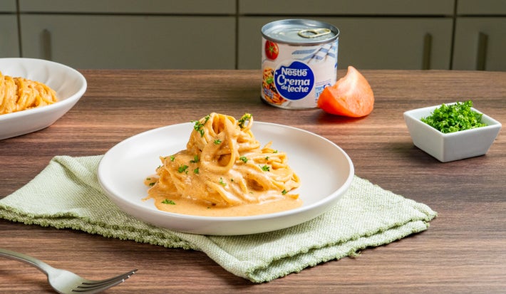 Salsa rosada casera con tomates y crema de leche