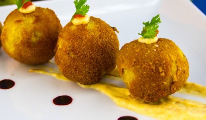 Croquetas de plátano rellenas de queso y aceitunas