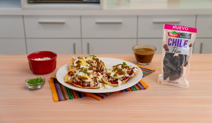 tostadas de pollo con chile pasa