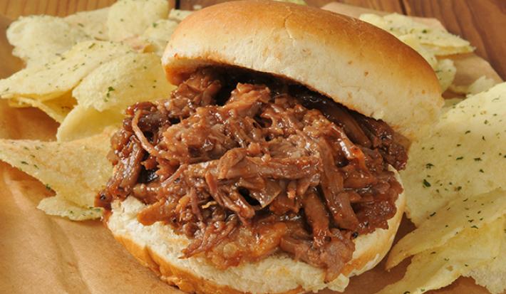 Emparedado de carne deshilachada con queso y platano maduro