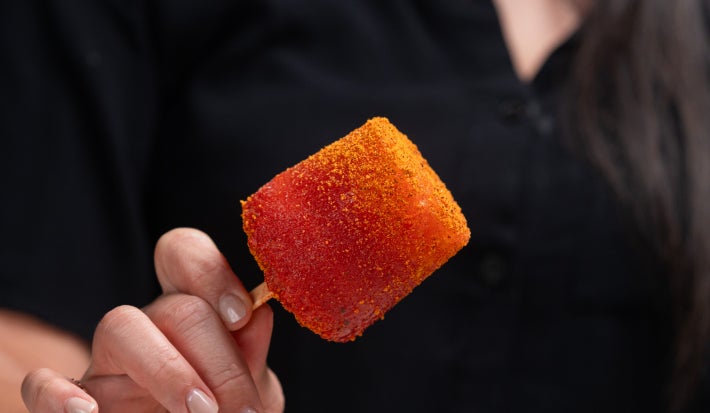 Paleta casera de sandia con chile y limon
