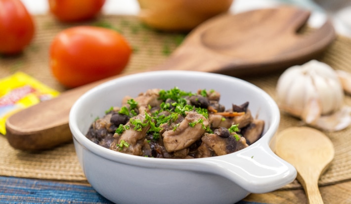Frijoles negros con pollo