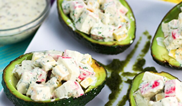 Aguacates rellenos de cangrejo y mango