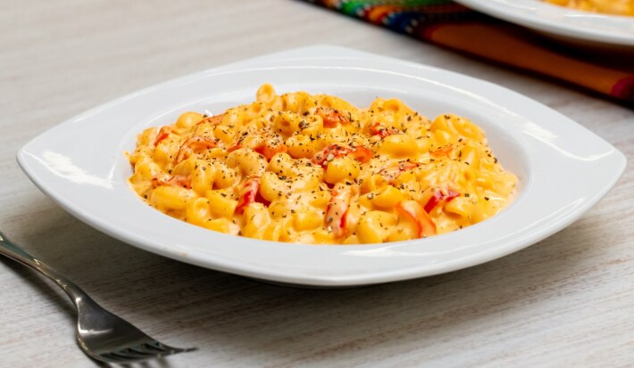 Coditos en Salsa Achiotada con Queso Sabor y Color