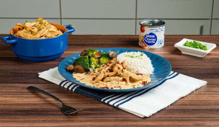 Pollo en Salsa cremosa con Tocineta