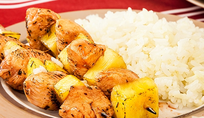 Brochetas hawaianas de pollo