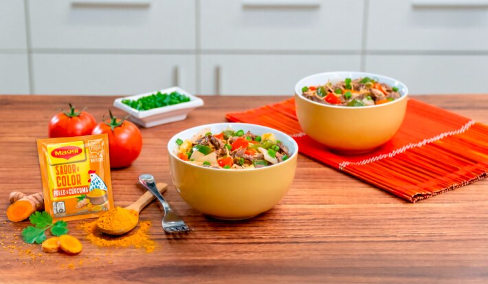 Chow mein de carne con fideos, tomate, pimiento, zucchini y salsa de soya, servido en tazones