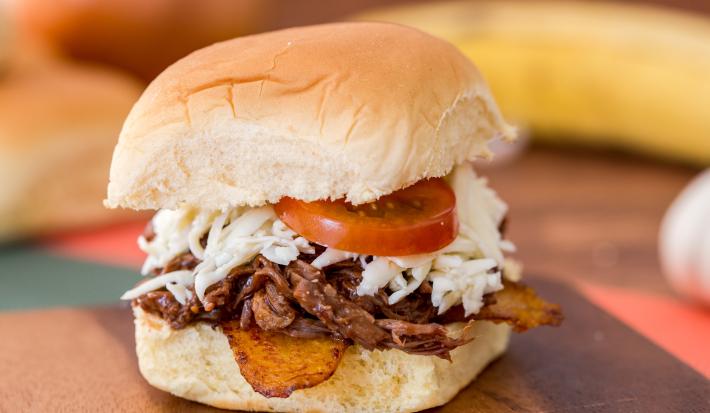 Emparedado de ropa vieja con queso y plátano maduro